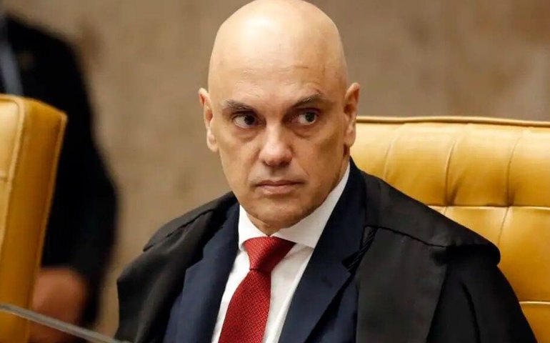 Moraes solicita a Zanin definição de data para julgamento de Bolsonaro por suposta trama golpista