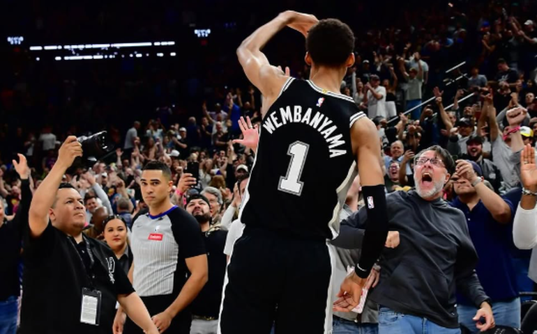 Wembanyama brilha e lidera vitória dos Spurs em jogo da NBA em Paris
