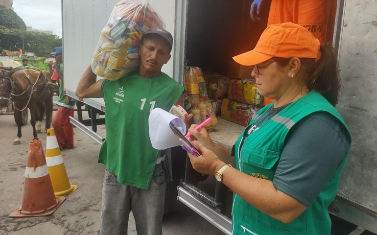 Desenvolvimento Sustentável entrega mais de 100 cestas básicas para carroceiros da capital