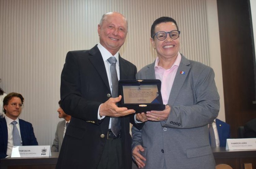 Presidente do TCE/ AL e governador recebem comenda Sônia Suruagy