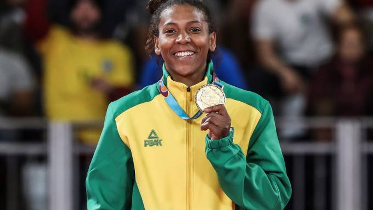 Rafaela Silva chega ao Rio sob gritos de bicampeã após ganhar o ouro no Mundial