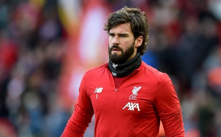 Alisson defende pênalti, mas Liverpool leva goleada vexatória e ‘olé’ do Napoli