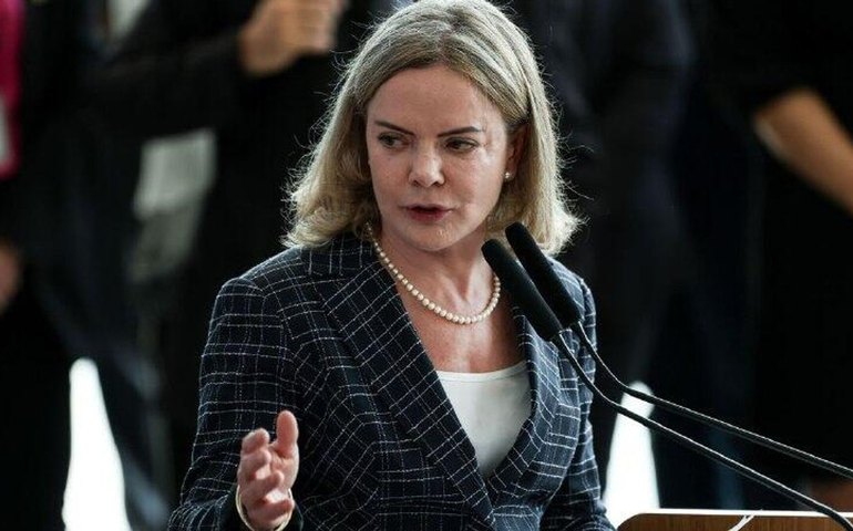 Gleisi Hoffmann critica Flávio Bolsonaro por 'subserviência' a Trump