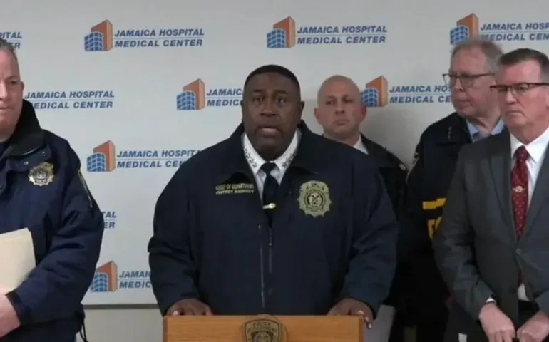 Ataque com faca deixa quatro mortos e dois policiais feridos, em Nova York