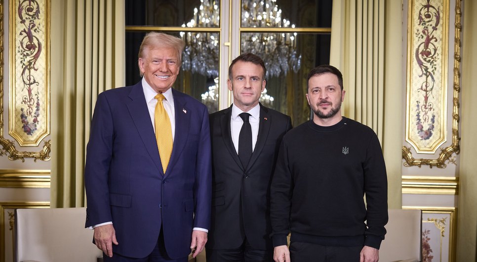Donald Trump (à esquerda), Emmanuel Macron (ao centro) e Volodymyr Zelensky (à direita)