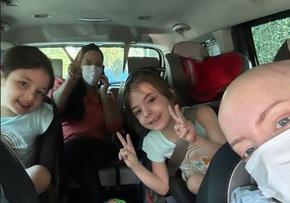 Fabiana Justus, em isolamento por causa do câncer, leva as filhas à escola