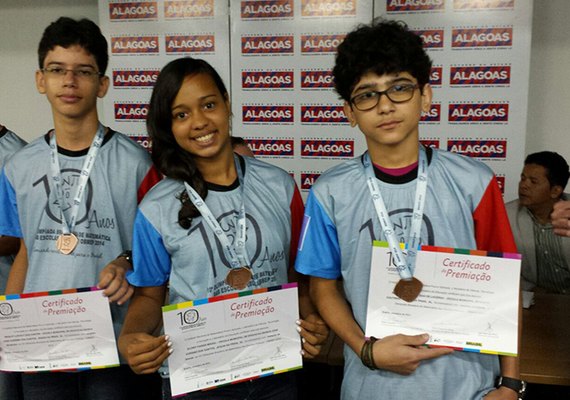 Estudantes medalhistas na 10ª Olimpíada Brasileira de Matemática recebem premiação