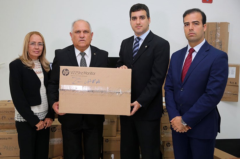 ﻿Presidente visita Fórum de Delmiro Gouveia e entrega 14 computadores