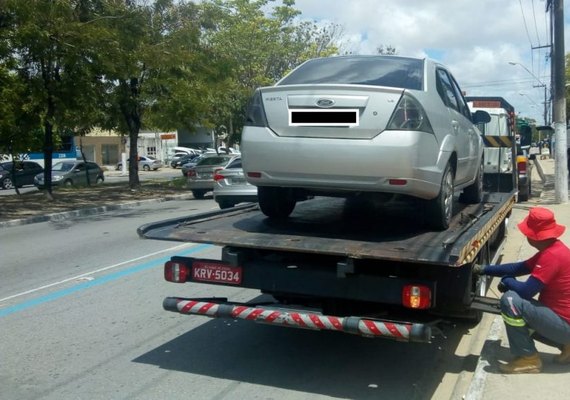 Veículos em situação irregular são removidos pela SMTT