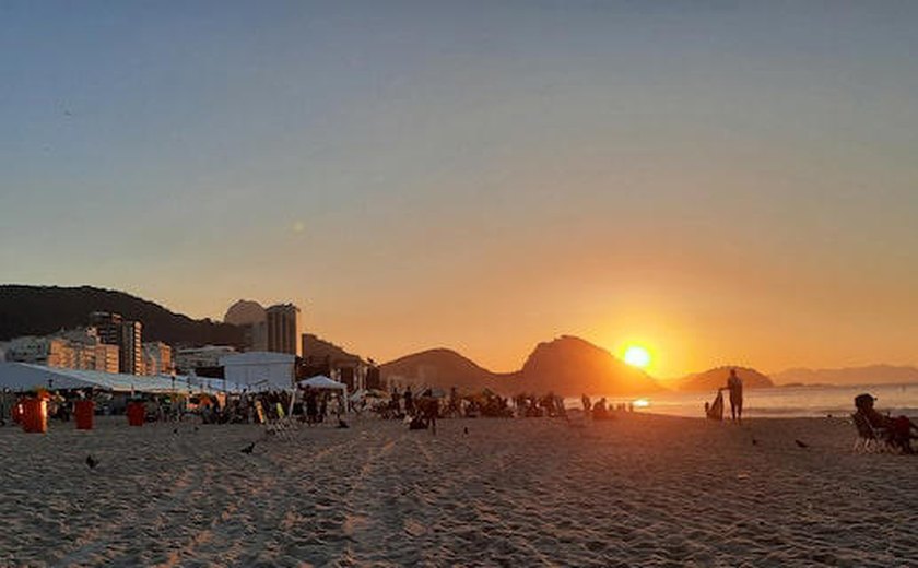 Após show de Madonna, praia de Copacabana amanhece limpa e tem 'caçadores' de objetos perdidos
