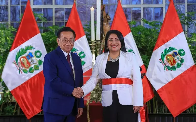 Balcázar surpreende e nomeia Miralles como primeira-ministra do Peru