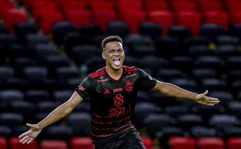 Com 2 gols de Rodrigo Muniz, Flamengo supera Macaé e segue 100% no Carioca