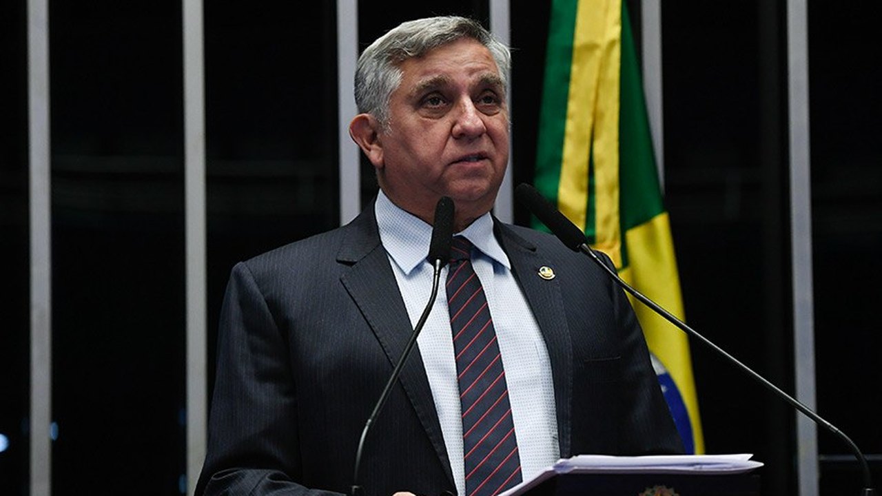 Izalci critica fim da “taxa das blusinhas” e cobra isonomia tributária
