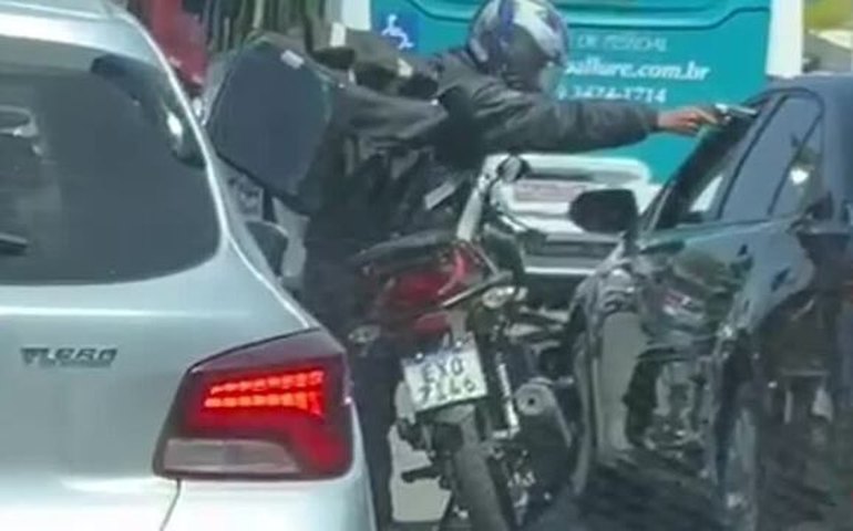 Assaltante tenta atirar em motorista de aplicativo durante roubo em BH, mas arma falha; veja vídeo