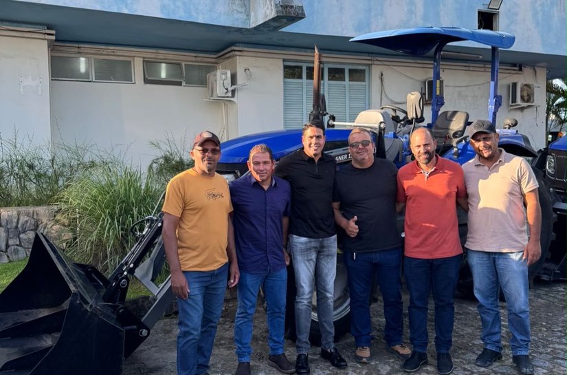 Vice-prefeito de Monteirópolis fortalece agricultura familiar com entrega de trator para associação rural