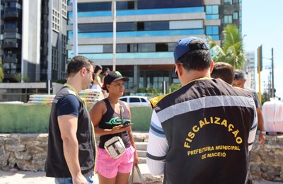 Convívio Social orienta ambulantes da orla de Maceió sobre quantidade de kits praia 