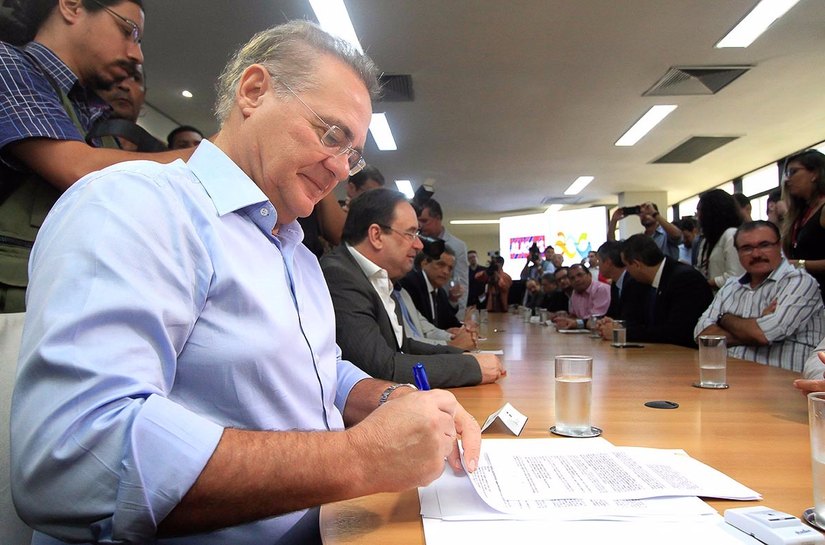 Renan prestigia assinatura do contrato para construção do viaduto da PRF