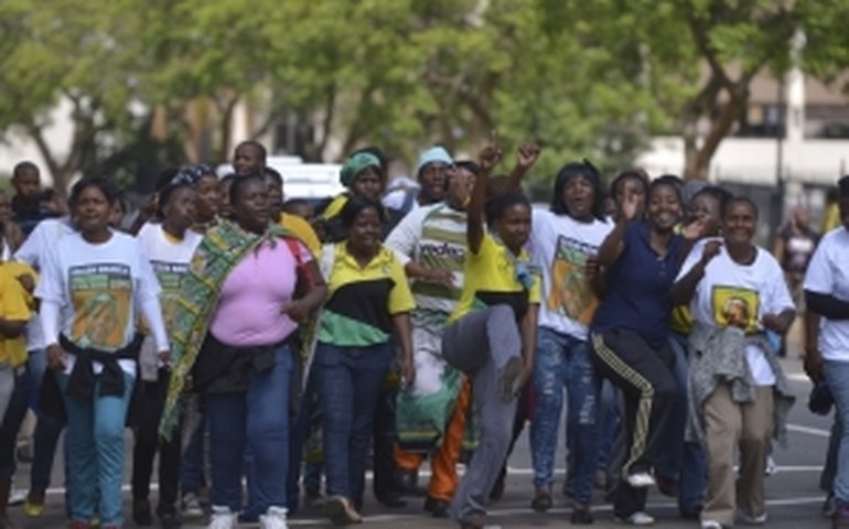 Sul-africanos acordam cedo para velório de Mandela