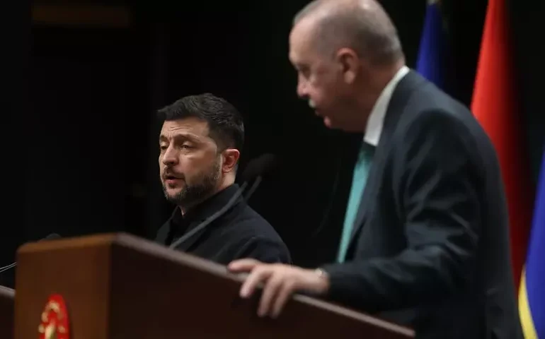 Erdogan e Zelensky debatem guerra e mediação com Rússia