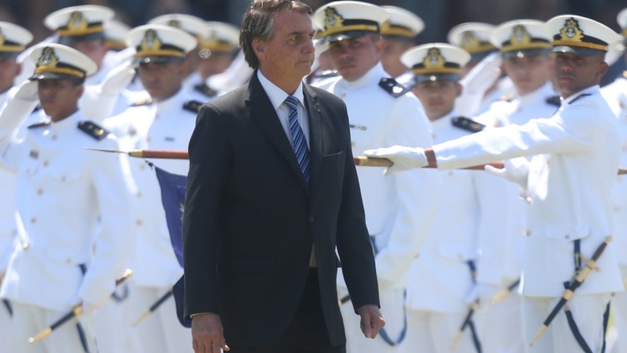 Bolsonaro participa de formatura da Marinha com ministros e evita pronunciamento