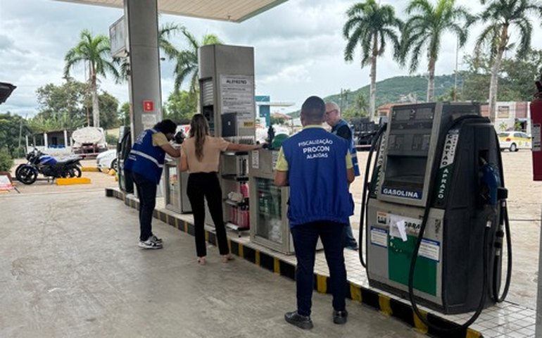 Ação integrada em Palmeira dos Índios fiscaliza seis postos e segue para o Alto Sertão