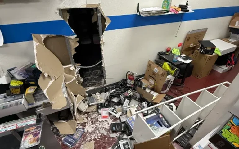 Ladrões abrem buraco na parede para roubar milhares de dólares em cartas de Pokémon