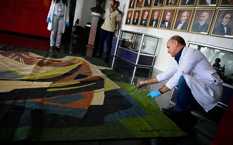 Obra de Burle Marx, danificada no 8 de janeiro, é restaurada