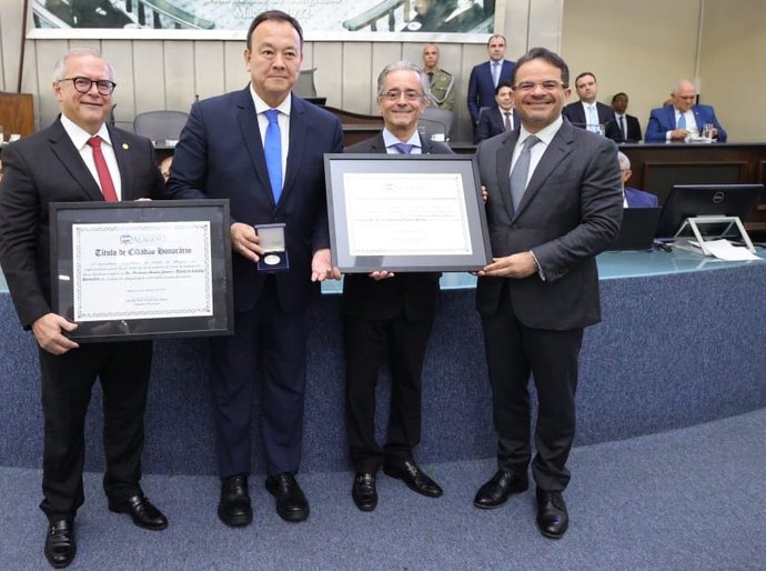 Presidente da AMB é agraciado com a comenda Tavares Bastos e o título de Cidadão Honorário