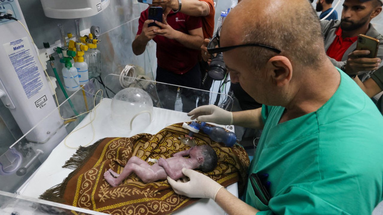 Bebê palestino nasce após morte da mãe em ataque aéreo, e 300 corpos são achados em vala de comum de hospital em Gaza