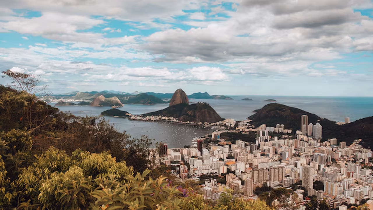 Desaparecimento de professor aposentado na trilha do Morro da Urca chega a uma semana; bombeiros ampliam buscas