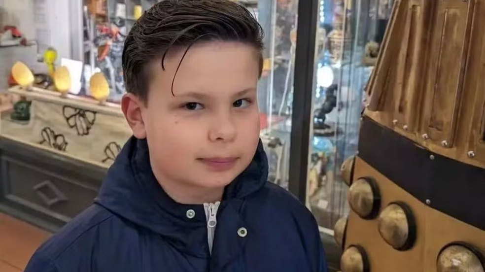 Menino de 12 Anos Morre Subitamente Após Relatar Apenas Tosse: Família Vive o Luto na Inglaterra