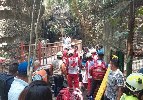 Ponte cai durante cerimônia com prefeito na cidade de Cuernavaca, no México; veja vídeo