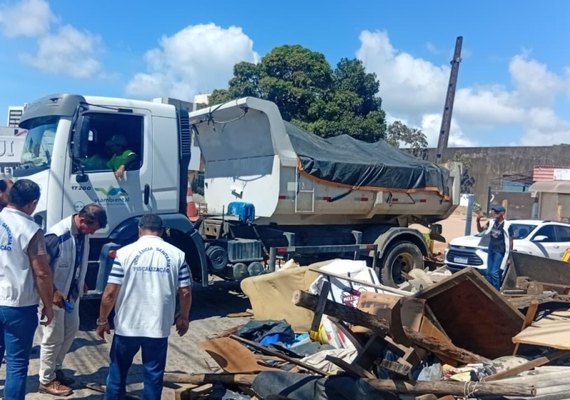 Operação retira barraca e recolhe três toneladas de entulho no Barro Duro