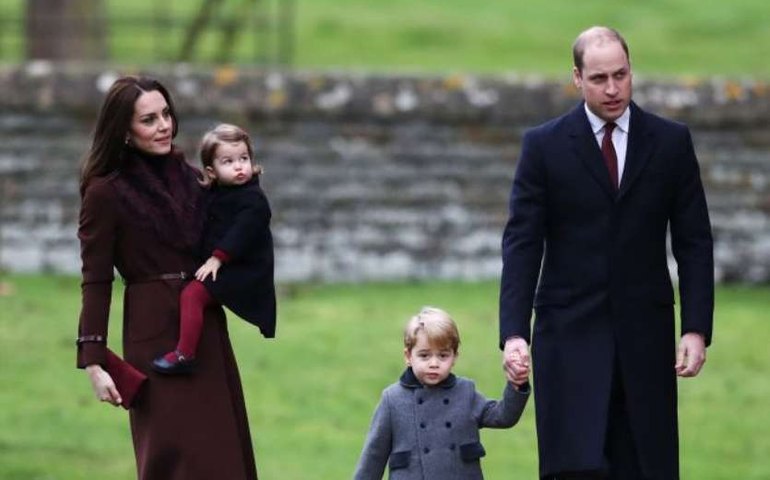 Princesa Charlotte rouba cena em missa de Natal
