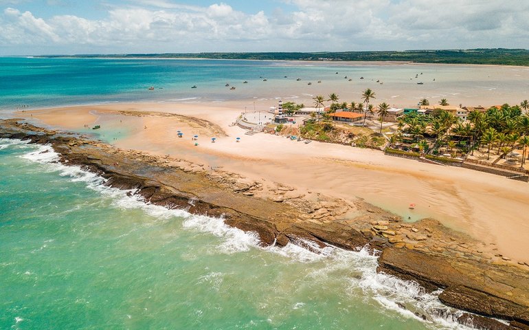 Coruripe resguarda praias paradisíacas e artesanato requintado
