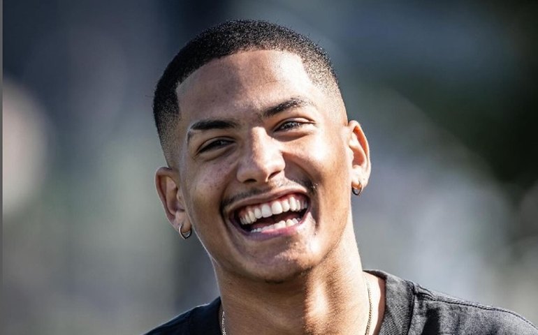 Chelsea oficializa venda e Ângelo, ex-Santos, jogará em time de CR7 na Arábia Saudita