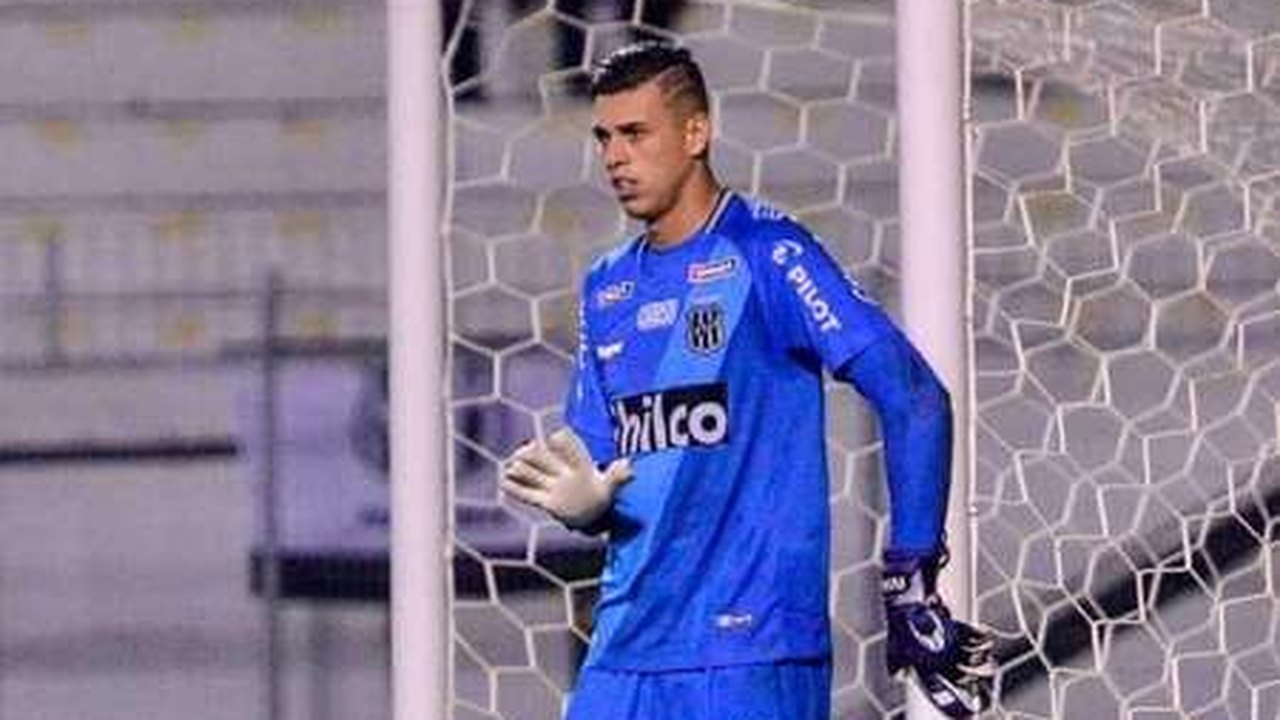 Goleiro Ivan parabeniza reação da Ponte Preta e despista sobre futuro