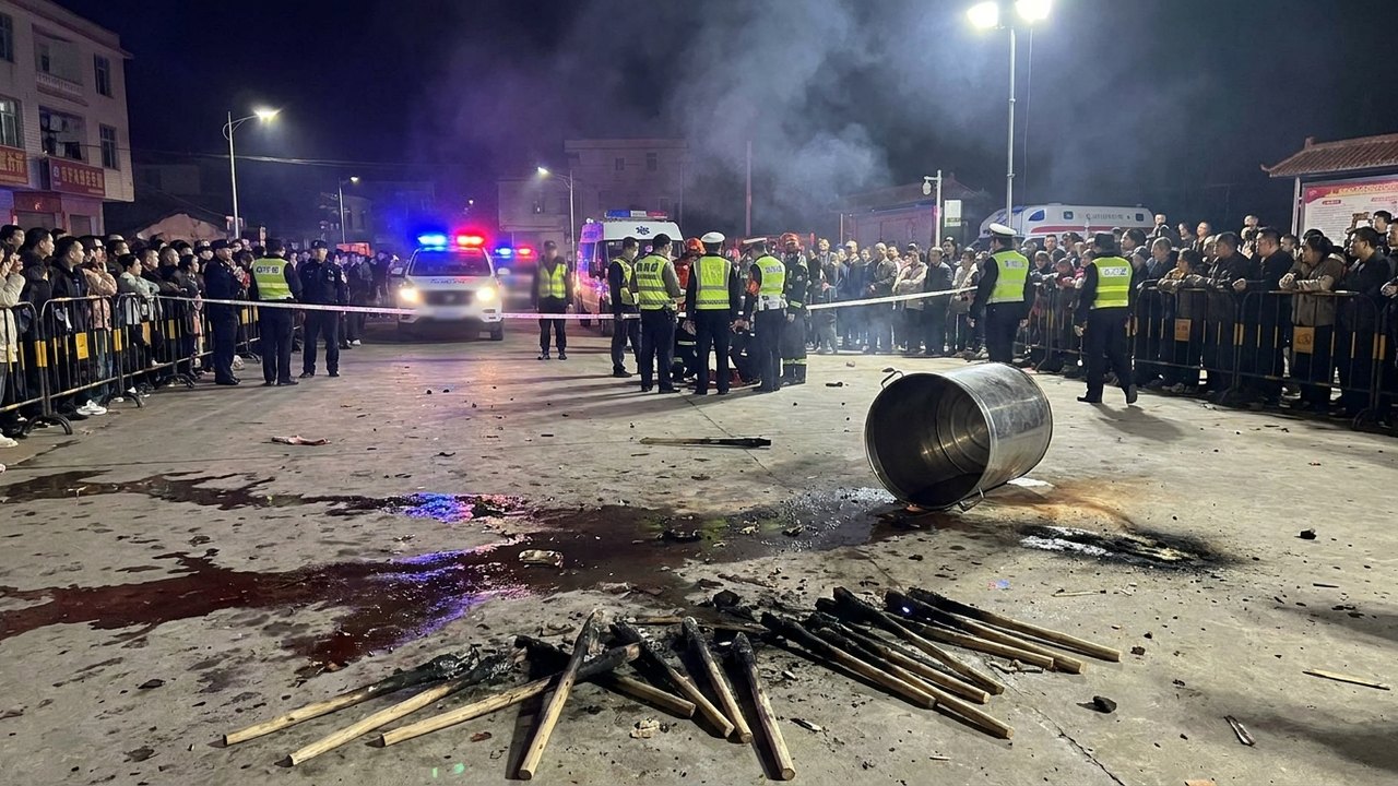 Líquido inflamável derrama, pega fogo e deixa 16 feridos em festa de tochas em Lefeng, no sul da China