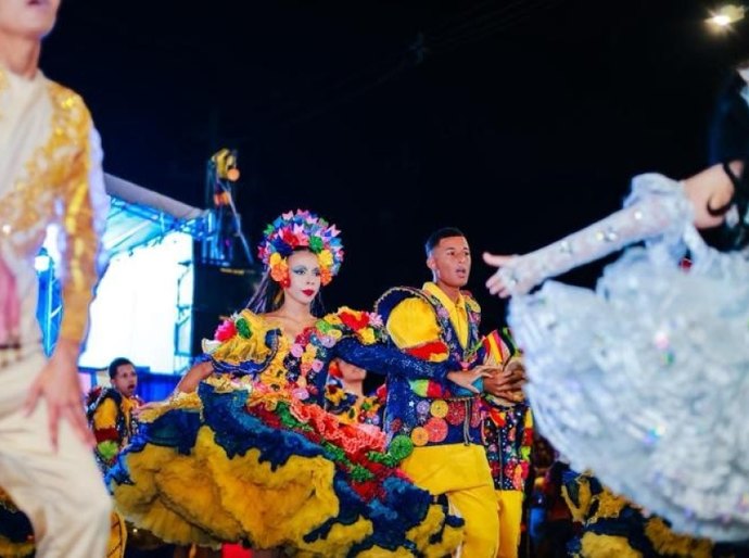 Última noite da Caravana do Forró 2026 levou apresentações de quadrilhas juninas e shows para Luziápolis