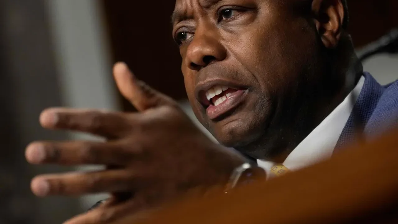Único senador negro do Partido Republicano, Tim Scott cresce nas pesquisas e encosta em DeSantis nas primárias
