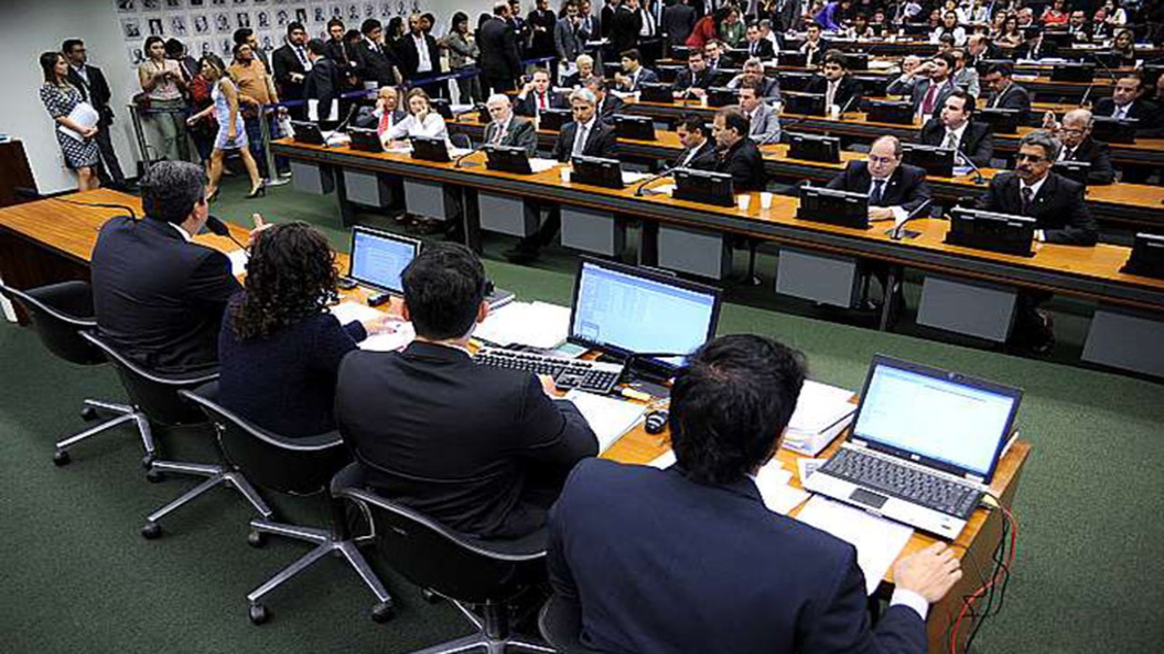 CCJ da Câmara aprova admissibilidade da PEC dos precatórios por 32 a 26