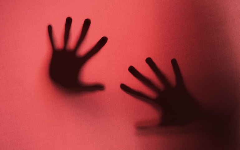 Padrasto mantém enteada em cárcere privado por 22 anos