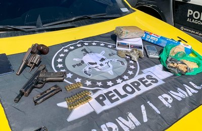 PM apreende armas e drogas com integrantes de facção criminosa em São Miguel dos Campos