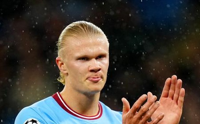 Haaland se fantasia de Coringa e circula pelas ruas em pegadinha de Halloween