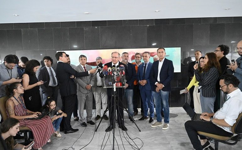 Governo cria comitê permanente de apoio, amplia ações de auxílio e fará nova visita ao Rio Grande do Sul no domingo