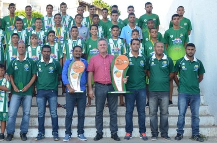 Joaquim Beltrão recebe atletas da base do Coruripe para homenagem pelas conquistas na copa nordeste na Bahia