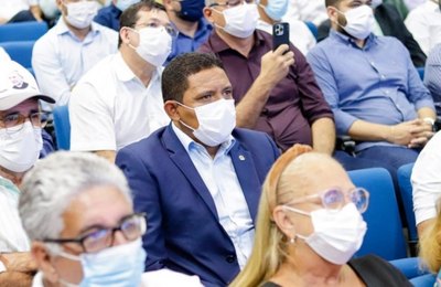 Júlio Cezar assina adesão de concessão dos serviços de água e saneamento básico de Palmeira