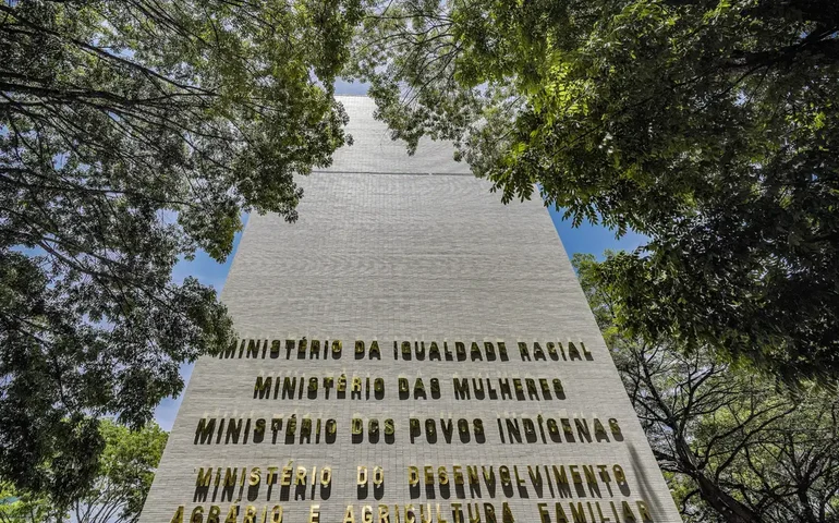 Explosão em subestação provoca incêndio e deixa feridos no Ministério da Igualdade Racial