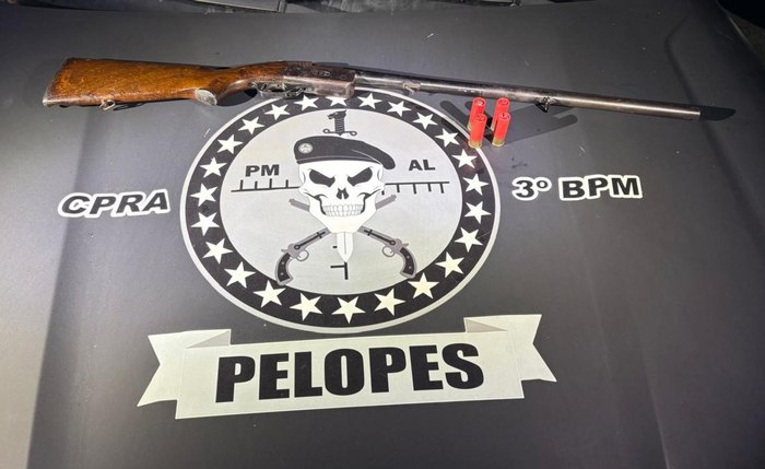 Em Arapiraca, um homem foi preso ao tentar ocultar uma espingarda