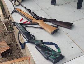 PM apreende armas, resgata 60 pássaros silvestres e interdita abate clandestino em Alagoas